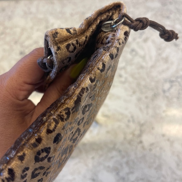 Animal print wristlet by Lulu - Picture 5 of 10